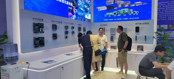 華北工控的豐富展品吸引了眾多業內人士駐足與咨詢 華北工控的豐富展品吸引了眾多業內人士駐足與咨詢